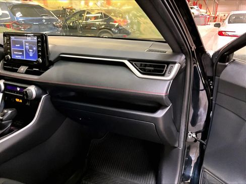 Used 2021 Toyota RAV4 SE image 13