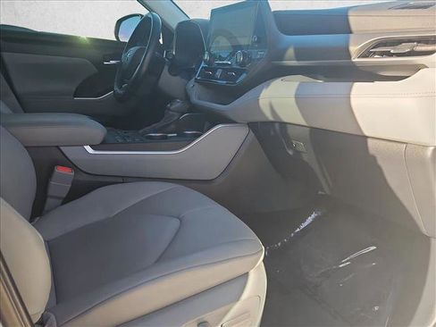 Used 2023 Toyota Highlander XLE image 21