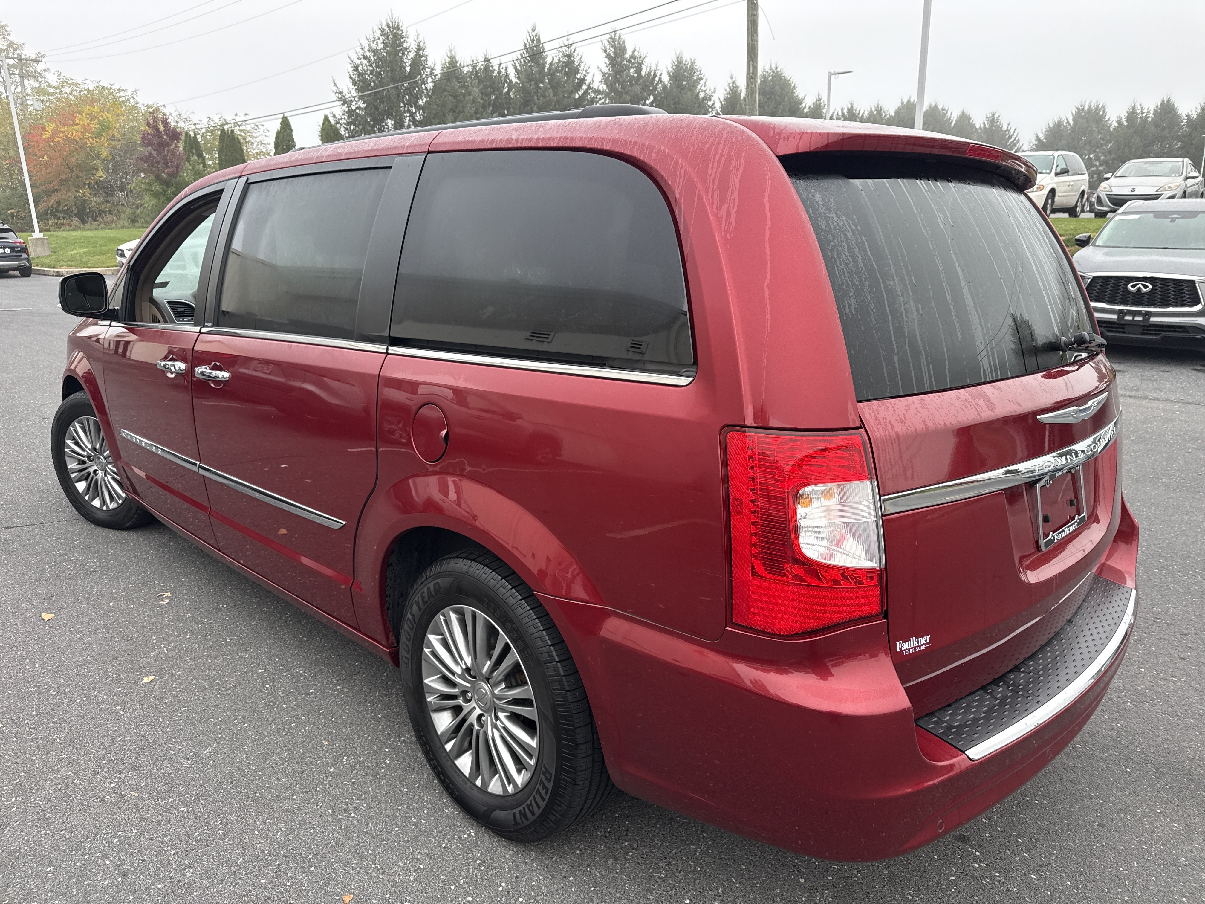 Used 2014 Chrysler Town & Country Touring-L w/ Driver Convenience Group FWD image 4