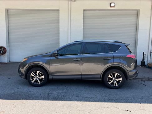 Used 2018 Toyota RAV4 XLE FWD image 4