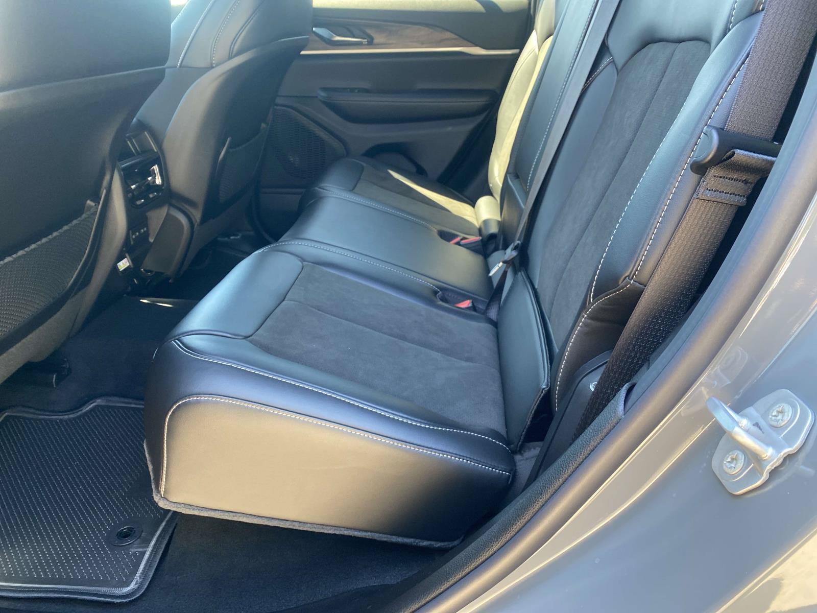 New 2027 Jeep Grand Cherokee Altitude RWD image 7