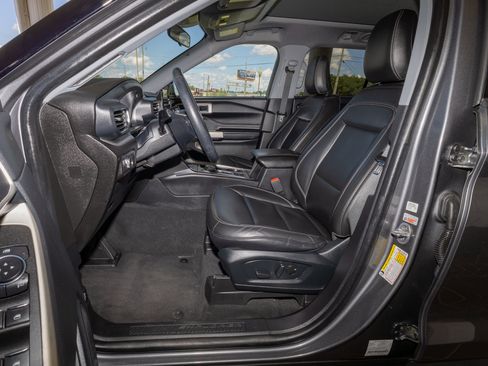 Used 2022 Ford Explorer XLT w/ Equipment Group 202A RWD image 10