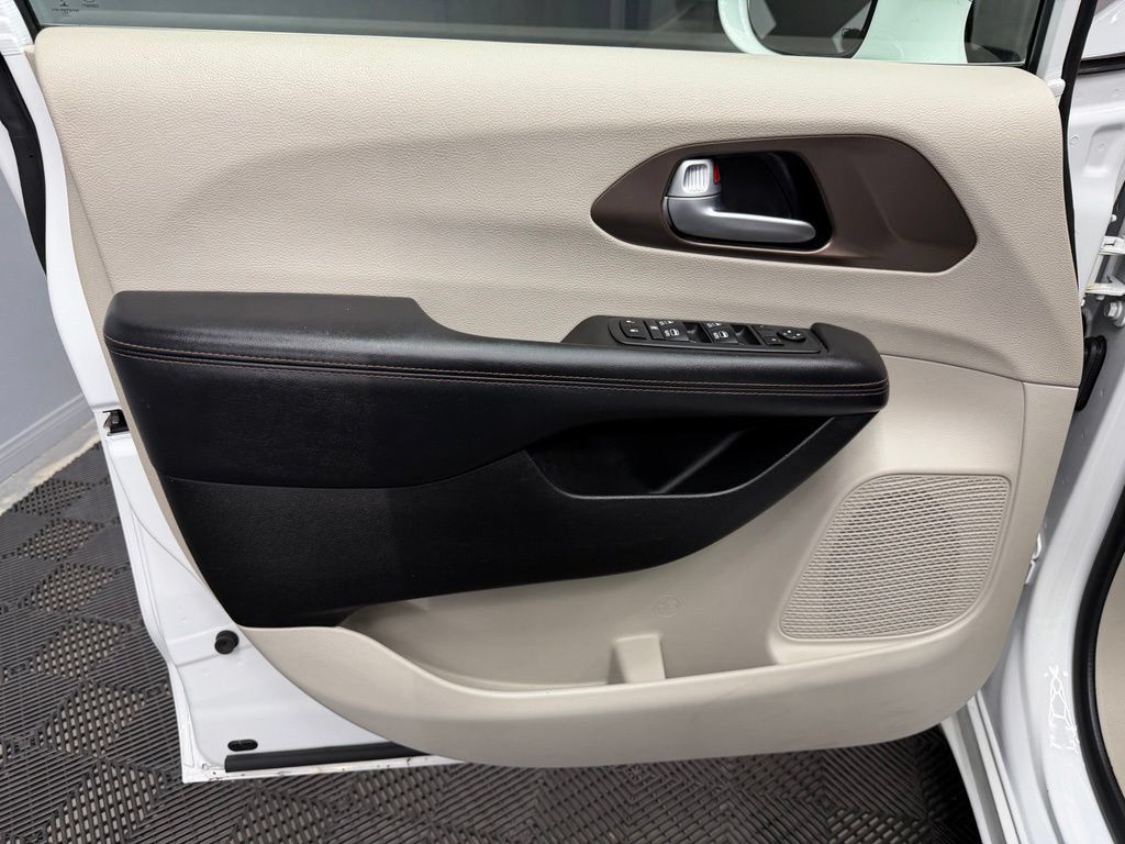 Used 2018 Chrysler Pacifica Touring-L Plus w/ Advanced Safetytec Group FWD image 36