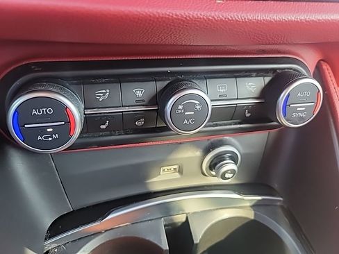 Used 2019 Alfa Romeo Stelvio AWD image 16