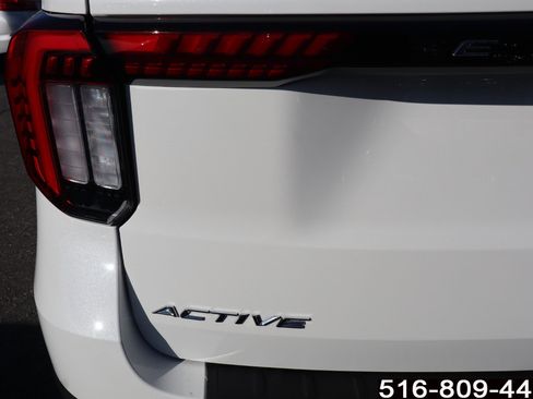 Used 2025 Ford Explorer Active image 32