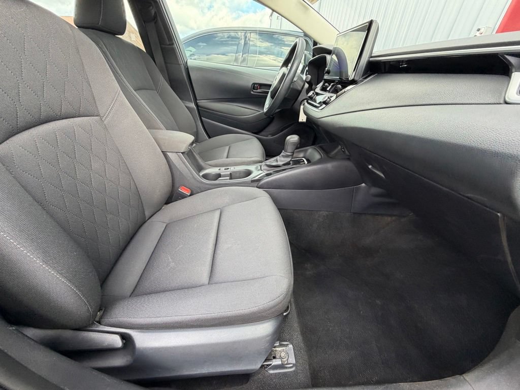 Used 2025 Toyota Corolla LE FWD image 32