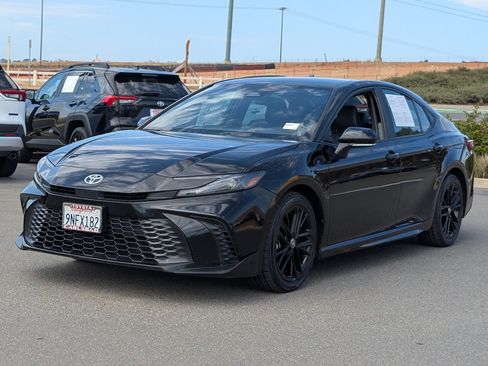 Used 2025 Toyota Camry SE FWD image 11