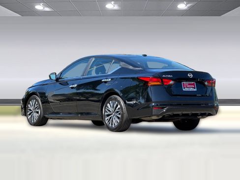 Used 2025 Nissan Altima 2.5 SV FWD image 3