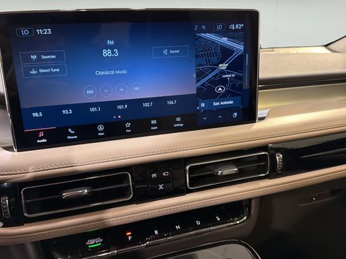 Used 2022 Lincoln Nautilus FWD w/ Premium Package image 17