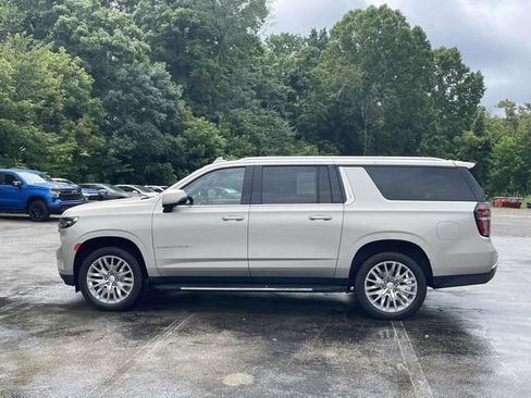 Used 2024 Chevrolet Suburban LT w/ LT Signature Package AWD/4WD image 6