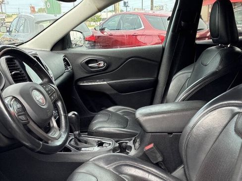 Used 2019 Jeep Cherokee Limited w/ Luxury Group FWD image 11