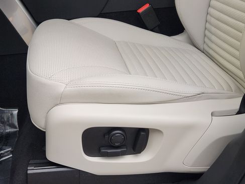 Certified 2025 Land Rover Discovery Dynamic SE image 27