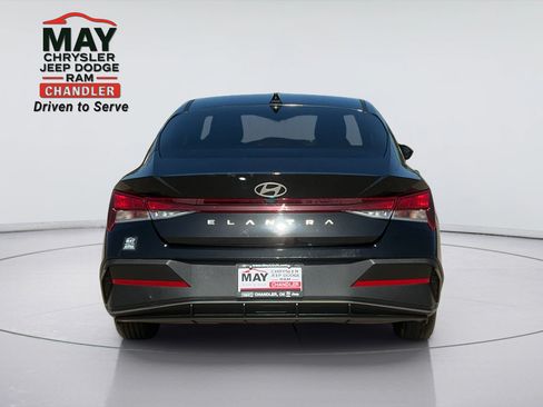 Used 2025 Hyundai Elantra SE FWD image 6