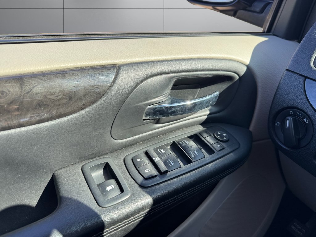 Used 2018 Dodge Grand Caravan SE FWD image 11