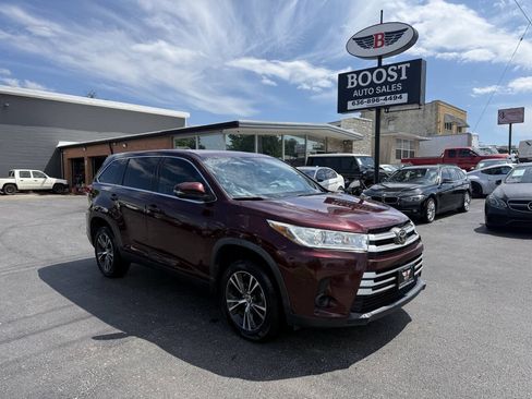 Used 2019 Toyota Highlander LE FWD image 1