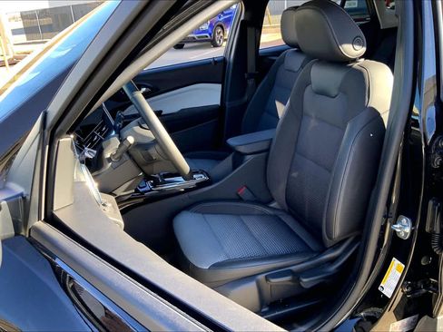 Used 2025 Chevrolet Trax LT w/ LT Convenience Package image 8