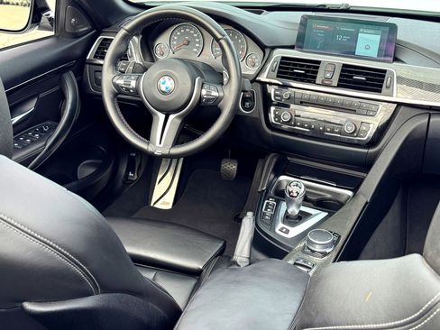 Used 2018 BMW M4 Convertible image 23