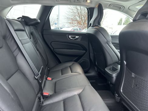 Used 2021 Volvo XC60 T5 Momentum image 11