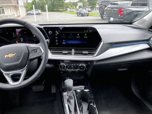 Used 2025 Chevrolet Trax LT w/ Sunroof Package FWD image 17