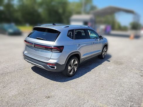 Used 2025 Volkswagen Taos SE AWD/4WD image 4