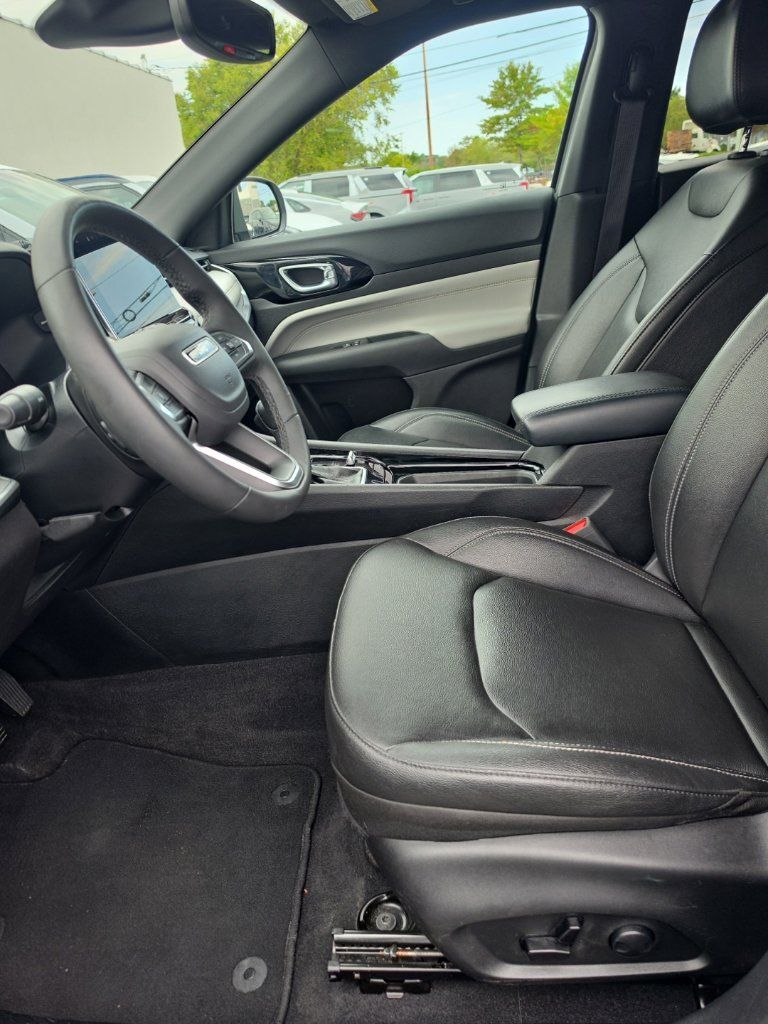 Used 2025 Jeep Compass Limited AWD/4WD image 12