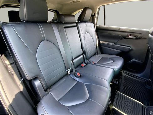 Used 2025 Toyota Highlander XLE AWD/4WD image 20
