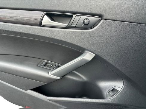 Used 2020 Volkswagen Passat 2.0T R-Line image 11