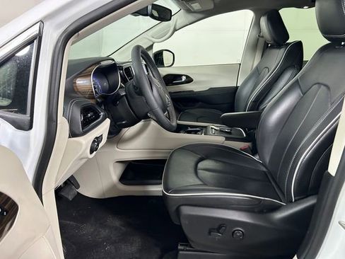 Used 2024 Chrysler Pacifica Limited image 12