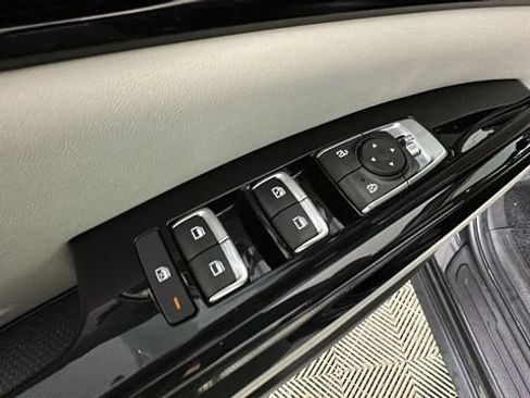 Used 2024 Kia Carnival EX FWD image 11