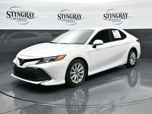 Used 2020 Toyota Camry LE image 3
