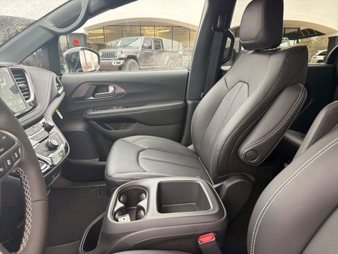 New 2026 Chrysler Pacifica Select image 34