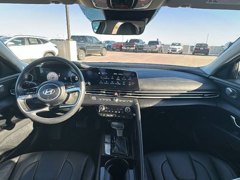 Used 2025 Hyundai Elantra Limited image 22