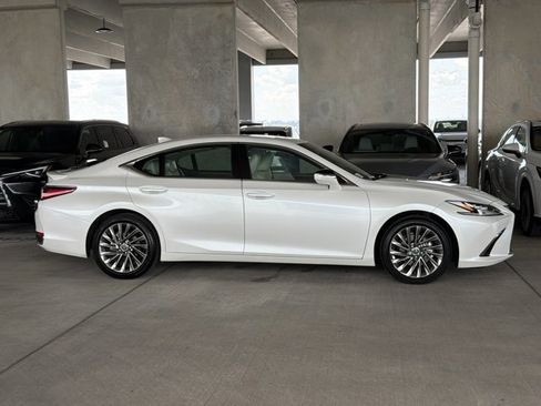 Used 2025 Lexus ES 300h Ultra Luxury FWD image 4