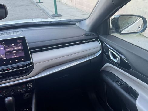 Used 2025 Jeep Compass Limited image 35