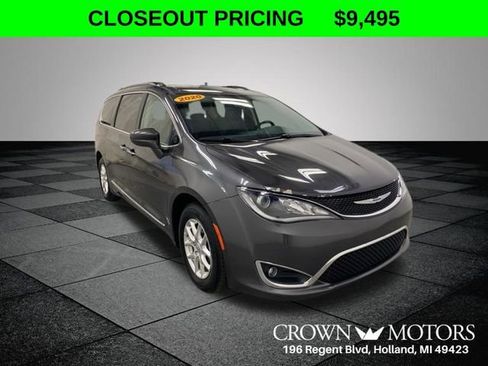 Used 2020 Chrysler Pacifica Touring-L FWD image 1