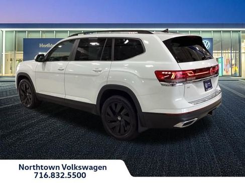 Used 2024 Volkswagen Atlas SE image 3