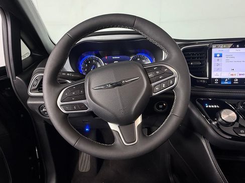Used 2026 Chrysler Pacifica Limited FWD image 14