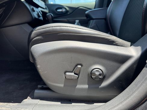 Used 2019 Jeep Cherokee Trailhawk w/ Cold Weather Group AWD/4WD image 14