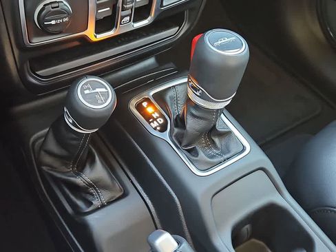 Used 2025 Jeep Gladiator Sport image 31