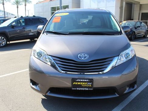 Used 2017 Toyota Sienna LE FWD image 3