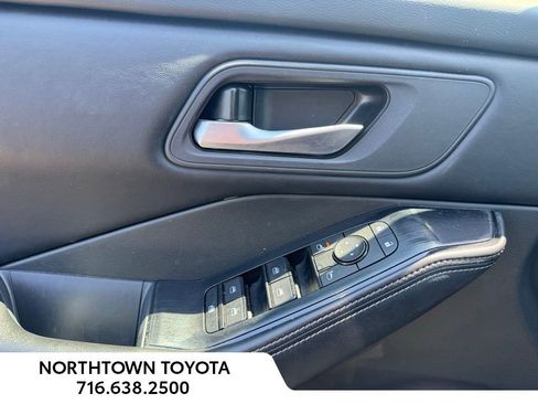 Used 2025 Nissan Rogue SV AWD/4WD image 17