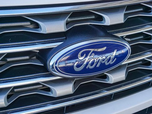 Used 2017 Ford Explorer XLT w/ Equipment Group 202A image 12