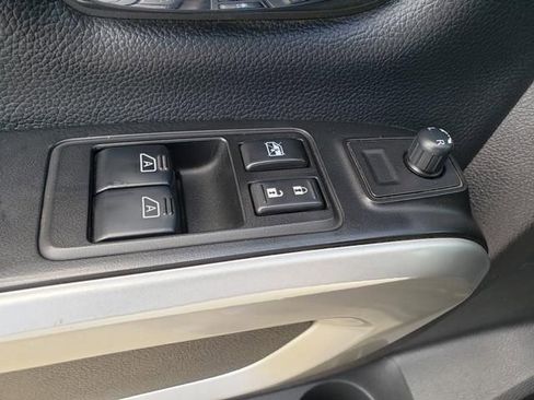 Used 2018 Nissan Titan SV AWD/4WD image 22