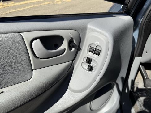 Used 2006 Chrysler Town & Country Touring image 39