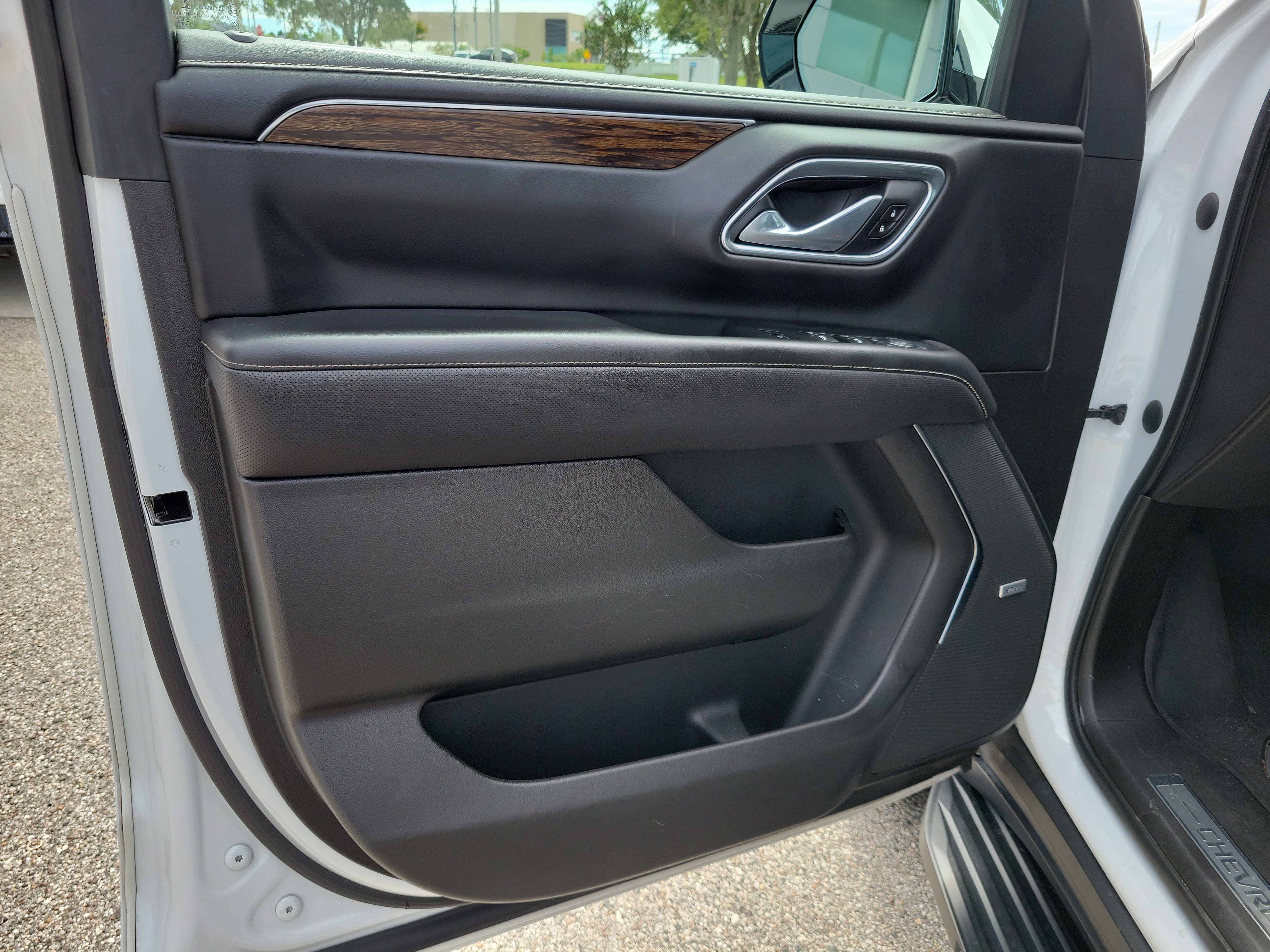 Used 2021 Chevrolet Suburban Premier w/ Premium Package AWD/4WD image 17