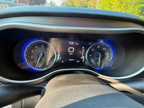 Used 2023 Chrysler Pacifica Touring-L AWD/4WD image 12