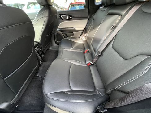 Used 2025 Jeep Compass Limited image 27