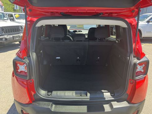 Used 2023 Jeep Renegade Latitude w/ Sun/Sound Group AWD/4WD image 15