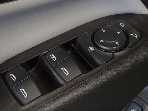Used 2018 Chevrolet Equinox Premier FWD image 27