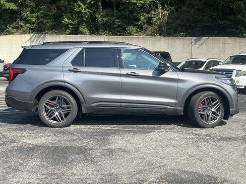 Used 2025 Ford Explorer ST AWD/4WD image 2
